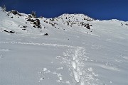 36 Ahi, la traccia prosegue a sx, io preferisco salire dal sentiero normale a dx che intravedo sotto la neve